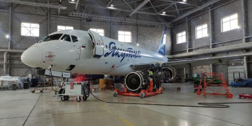 ИНЖЕНЕРЫ АВИАКОМПАНИИ «ЯКУТИЯ» ВЫПОЛНЯЮТ ТОИР САМОЛЁТА SUPERJET 100