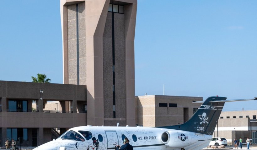 АВИАБАЗА ЛАФЛИН ПОПРОЩАЛАСЬ СО СВОИМ ПОСЛЕДНИМ САМОЛЕТОМ T-1A JAYHAWK